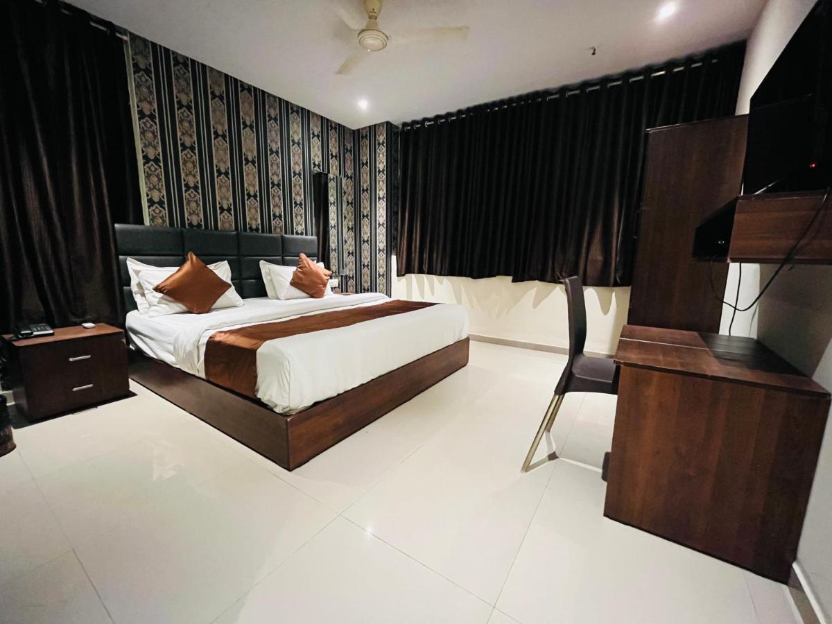 Hotel Nova Vesu Surat Ngoại thất bức ảnh