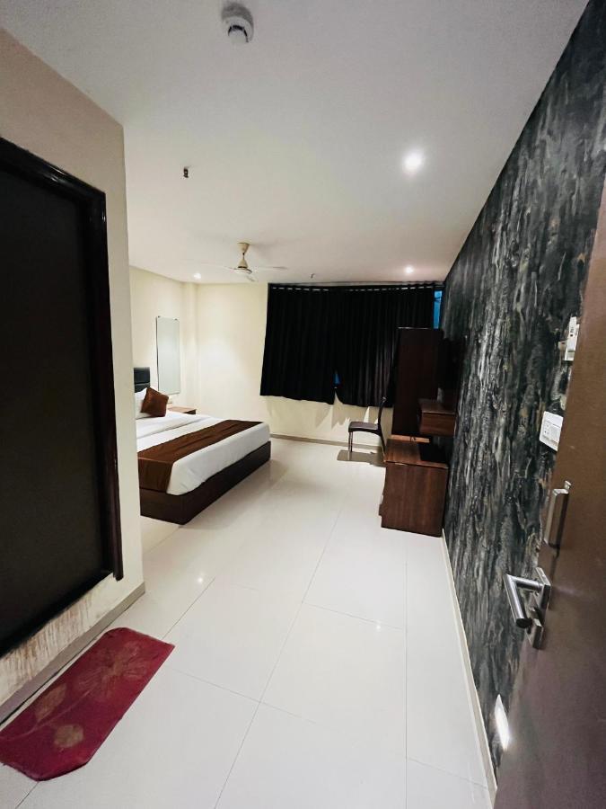 Hotel Nova Vesu Surat Ngoại thất bức ảnh
