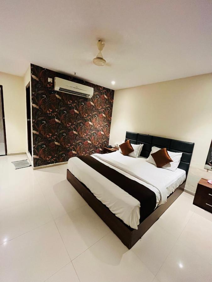 Hotel Nova Vesu Surat Ngoại thất bức ảnh