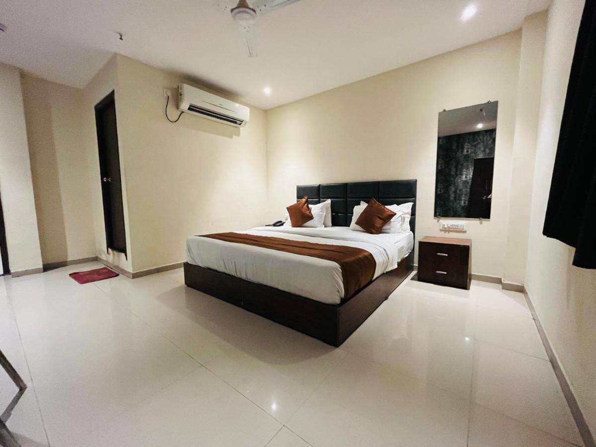 Hotel Nova Vesu Surat Ngoại thất bức ảnh