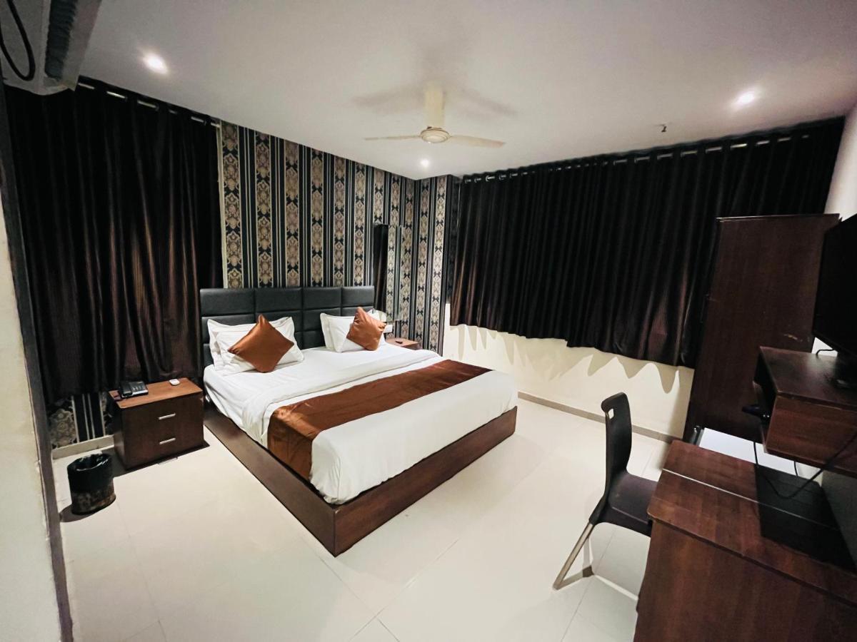 Hotel Nova Vesu Surat Ngoại thất bức ảnh