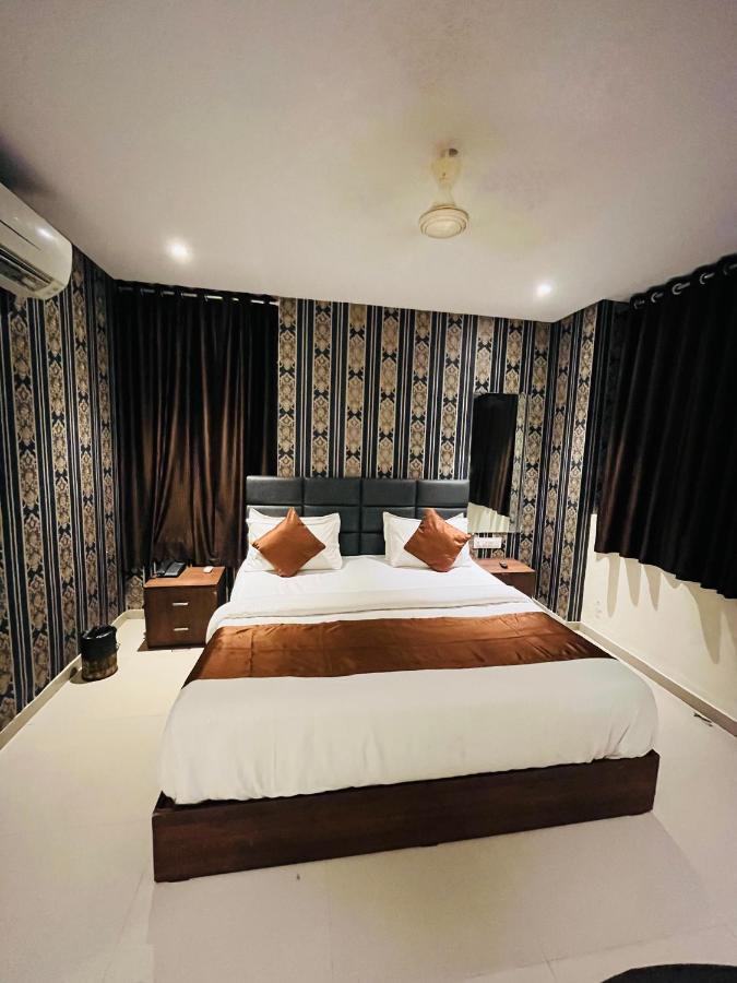 Hotel Nova Vesu Surat Ngoại thất bức ảnh