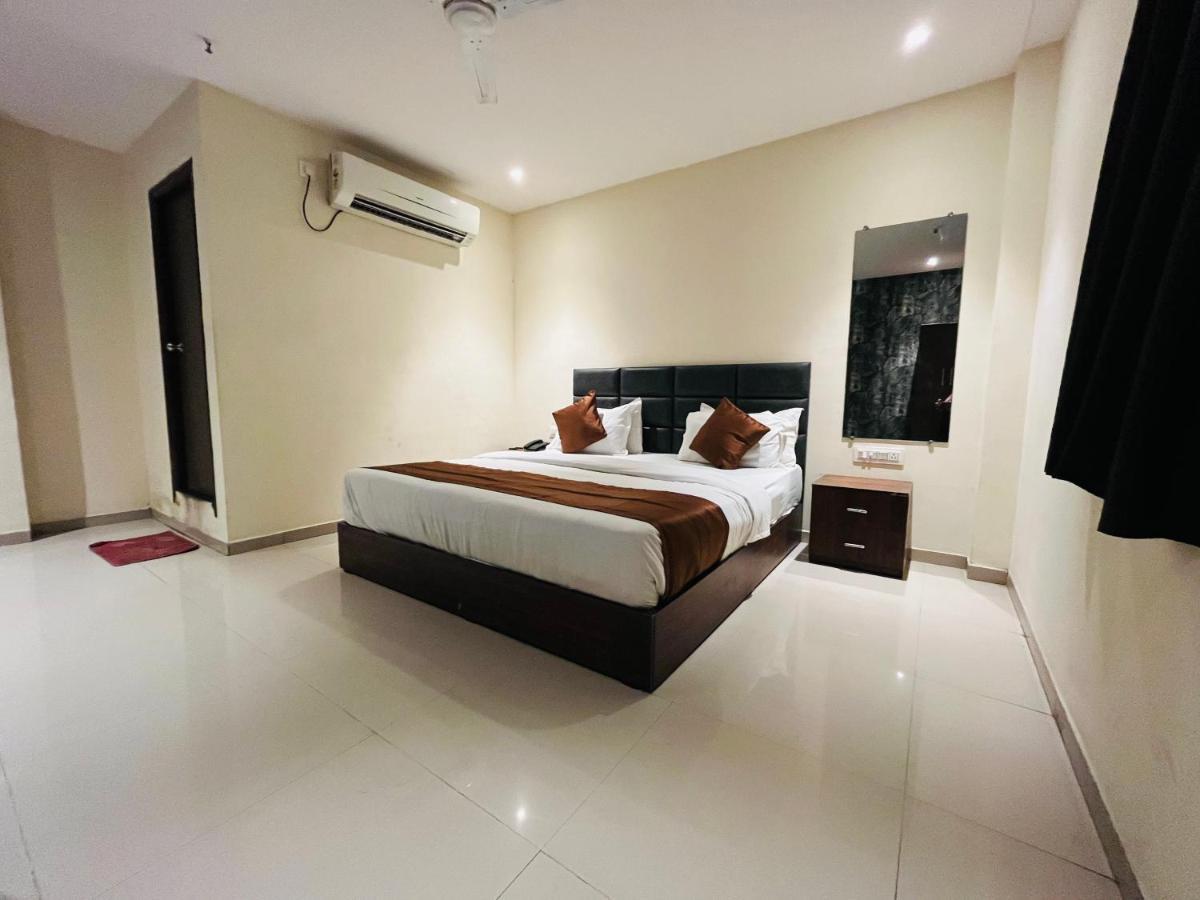 Hotel Nova Vesu Surat Ngoại thất bức ảnh